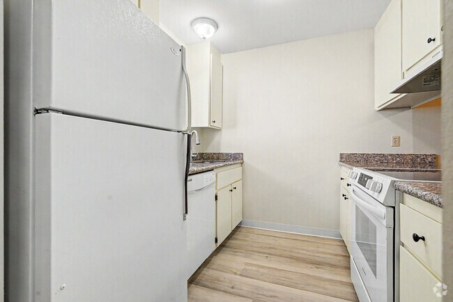 2BR, 1BA - 1050SF - Kitchen - Fairway Arms Apartments