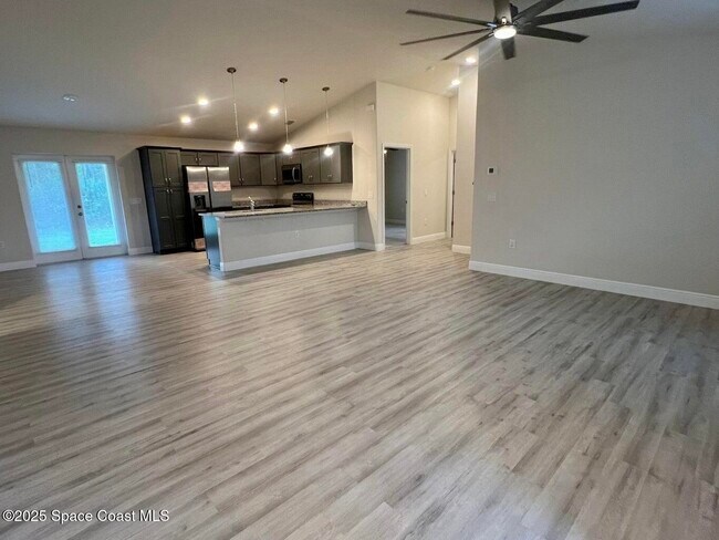 Photo - 960 Happiness Ave SW