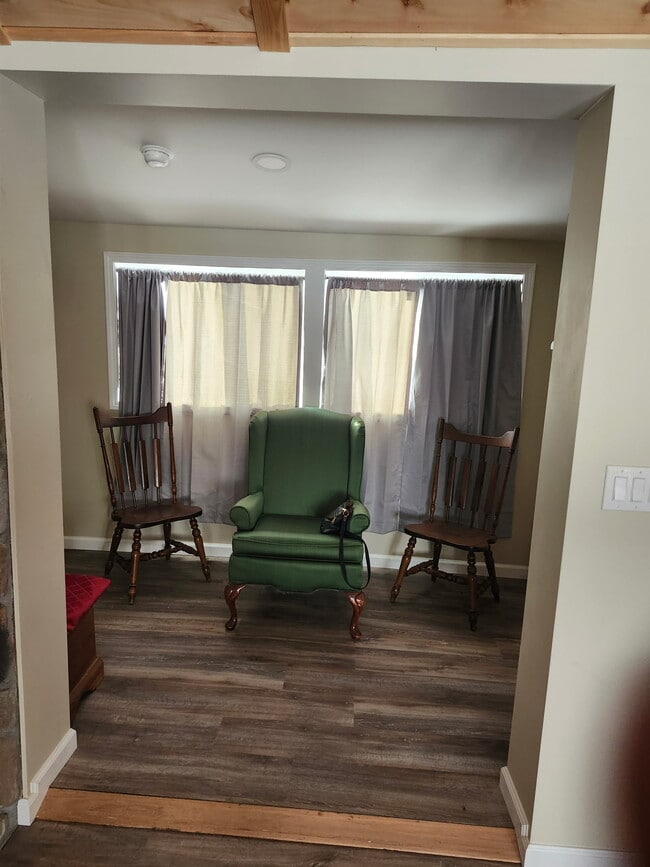 Habitación sur a la derecha de la estufa de leña con acceso al sótano. - 8152 Wilson Karr Rd Unidad 1