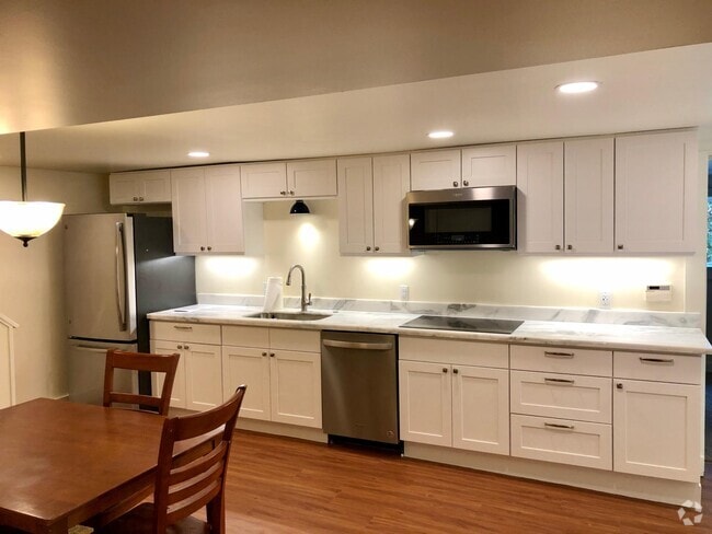 Building Photo - 2017 34th Ave S Unit Basement Rental