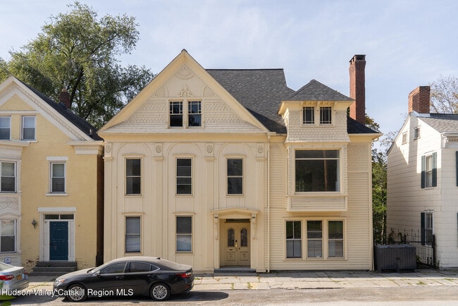 Building Photo - 267 Main St