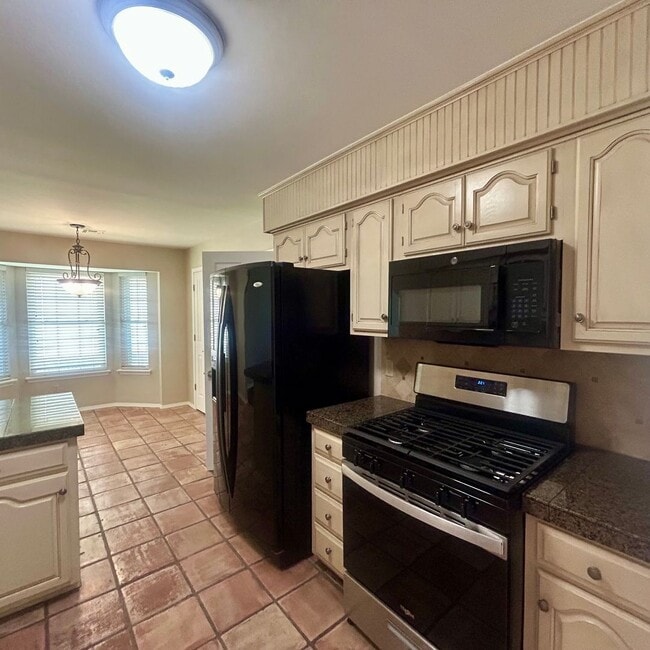 Photo - Enjoy Coming Home To This Beautiful and Well Maintained Home Close To Shopping, Restaurants & More!