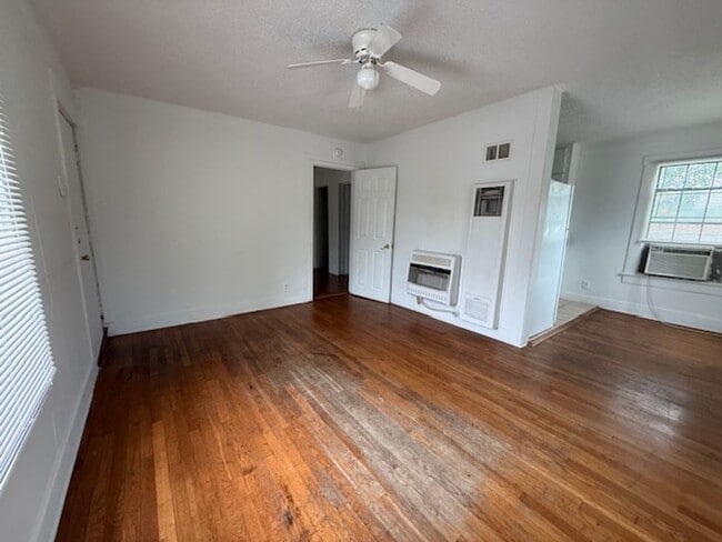 Photo - 618 Santos St