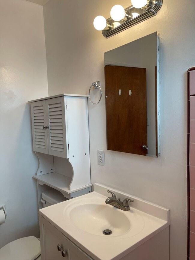 Photo - Large 1 Bedroom 1 Bath in Los Feliz! Unit 2