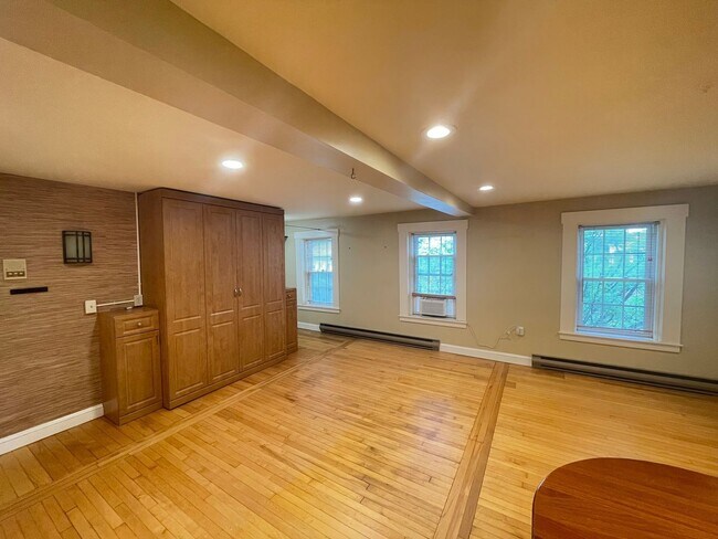 Photo - 131 W Merrimack St Unit Apartment 3
