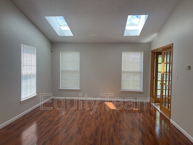 Photo - 1552 Doddington Rd