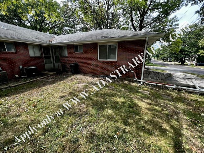 Photo - 2 Bed, 1 Bath Duplex in Overland Park-Avai...