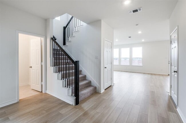 Escaleras - 377 Princewood Dr