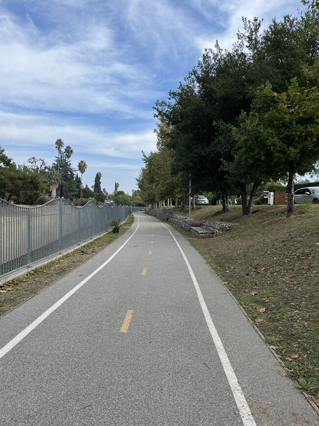 Photo - 15228 Valleyheart Dr Unidad INT CBL EV UTIL included