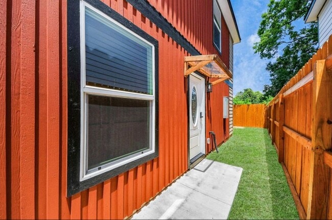 Photo - 2322 Wavell St
