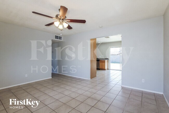2041 W Windrose Dr