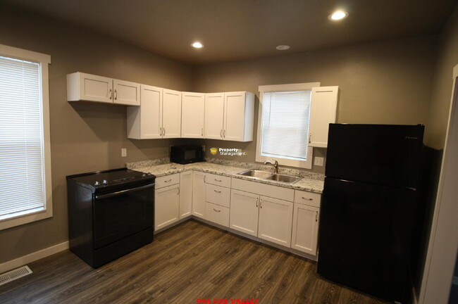 Photo - NICE 2 bedroom lower
Month to Month lease Unidad 442 Ellis St