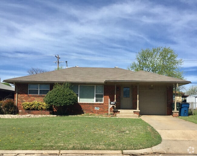 Building Photo - 2209 Maple Dr Rental