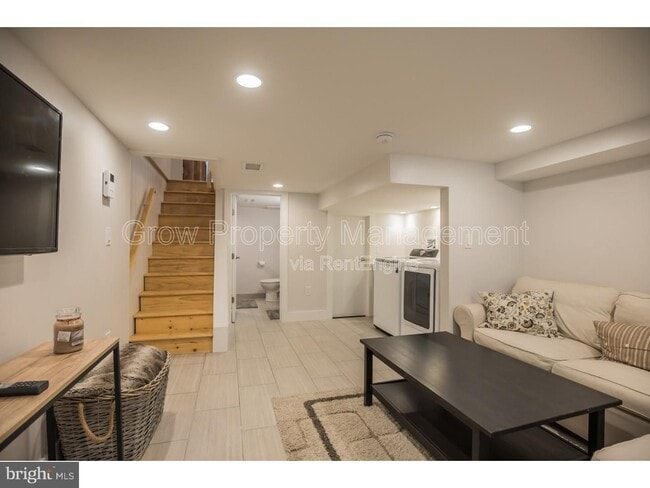 Photo - 533 Manton St