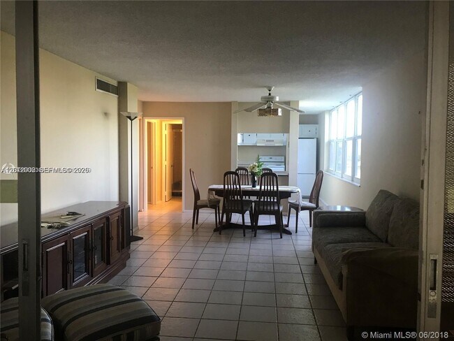 Photo - 9470 Live Oak Pl Unidad 306