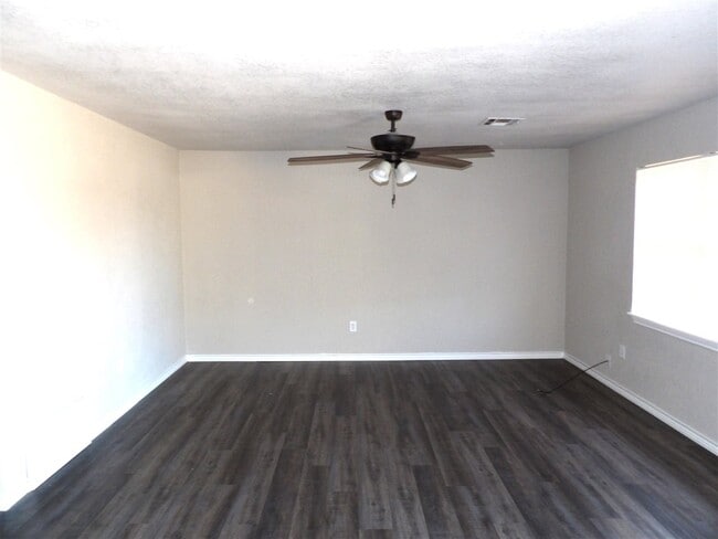 Photo - 125 SE Surrey Ln