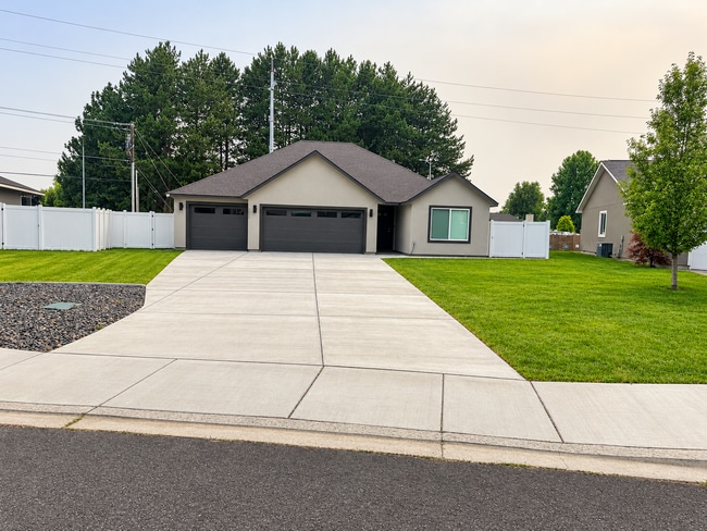 Building Photo - Beautiful Three Bedroom in Pasco Near Chiawana High School