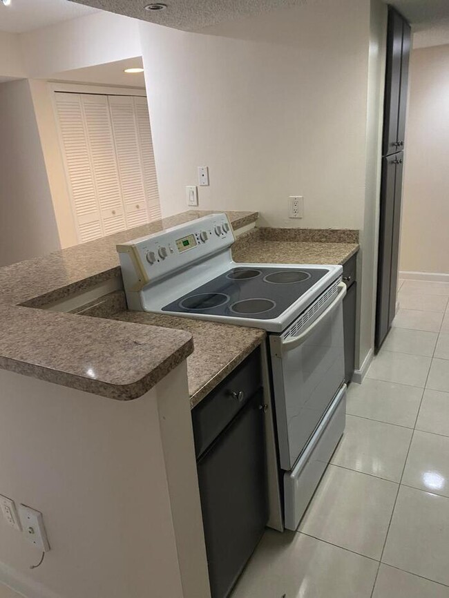 Building Photo - 4541-10 2bedroom/2bath in gated community Unit 10 Rental