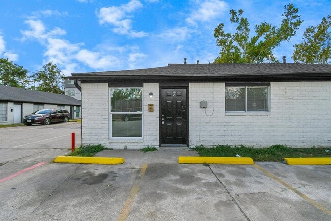 Building Photo - 1736 Crestdale Dr Unit 7 Rental