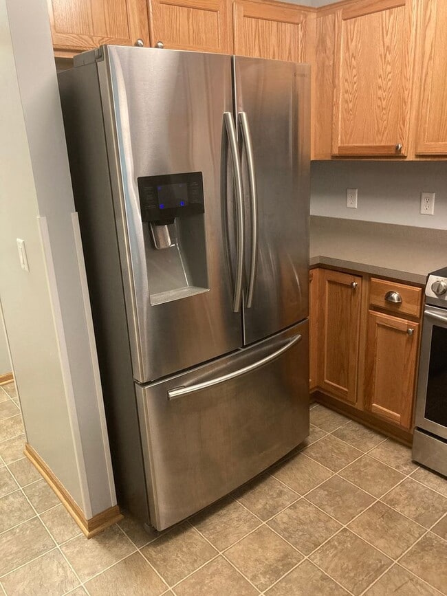 Photo - ALL NEW FLOORING AND PAINT! Samsung Applia...