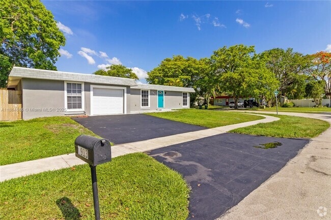 Building Photo - 7913 NW 72nd Ave Rental
