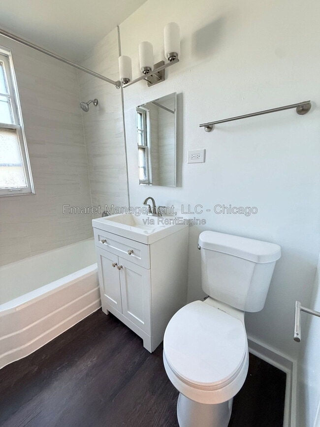 2425 W Berwyn Ave