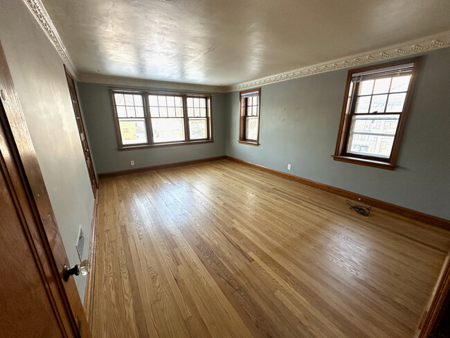 Living Room - 5327 W Keefe Ave House Unit Upper