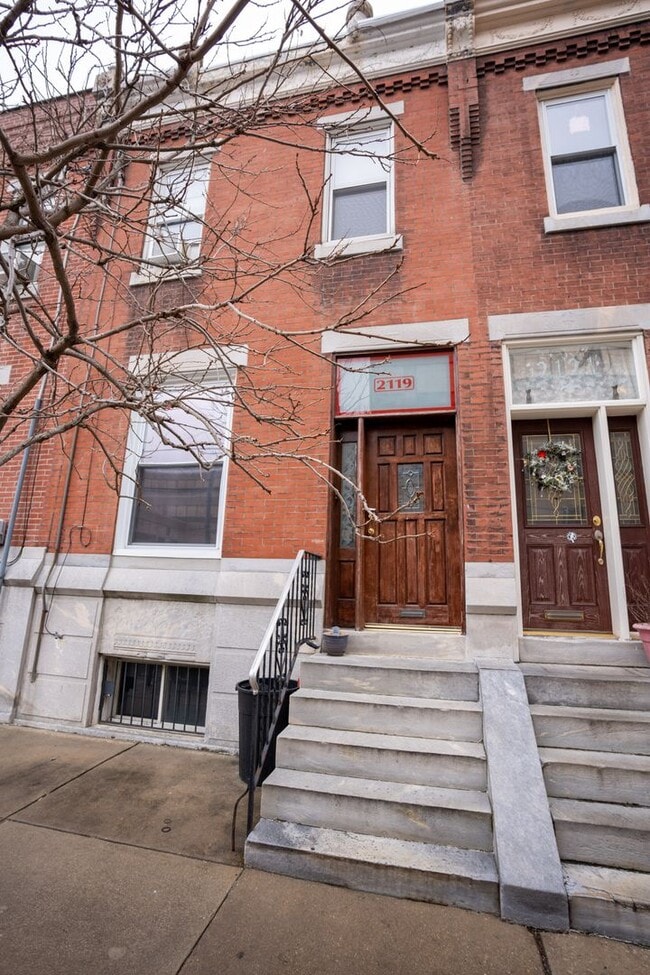 Building Photo - Large 1st fl with yard w/d Unit 1st Fl