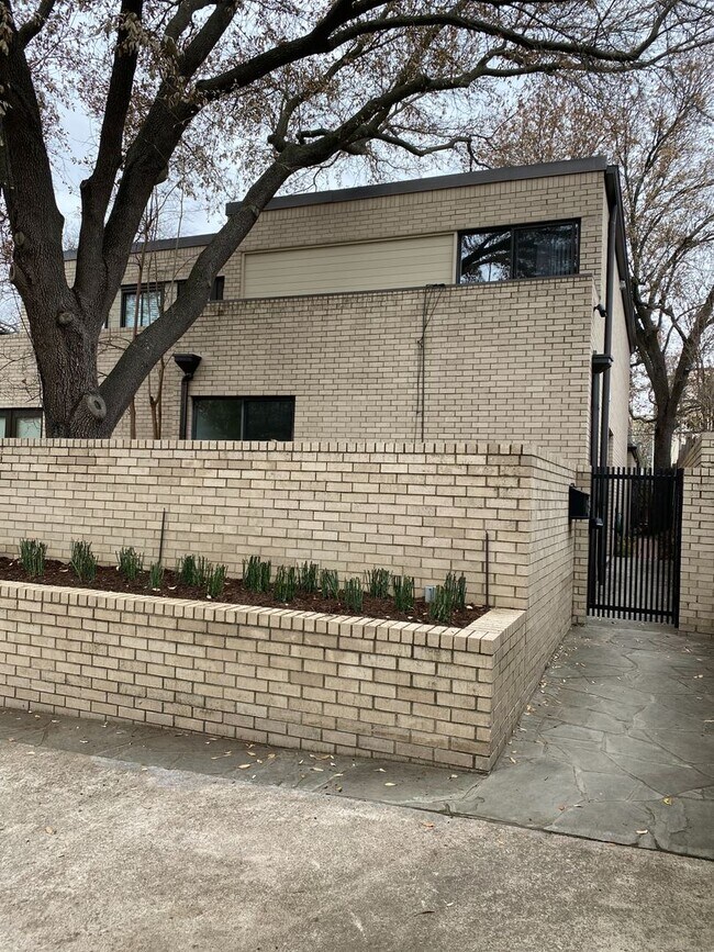 Photo - Wonderfully Remodeled Duplex Near River Crest Country Club!