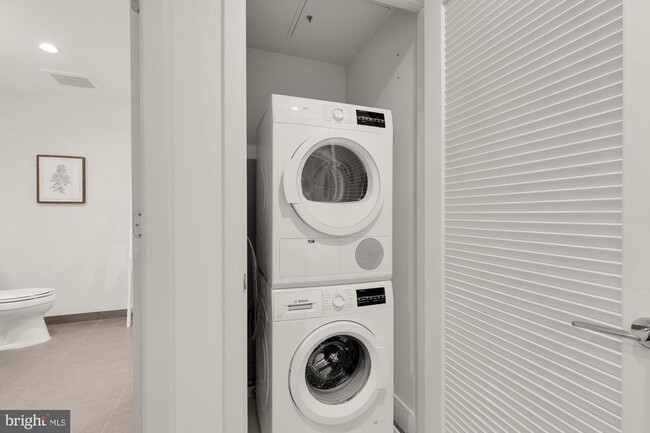 Building Photo - 45 Sutton Square SW Unit 303 Rental