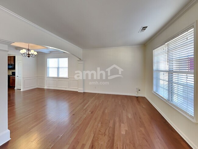 Photo - 687 Ivy Chase Loop