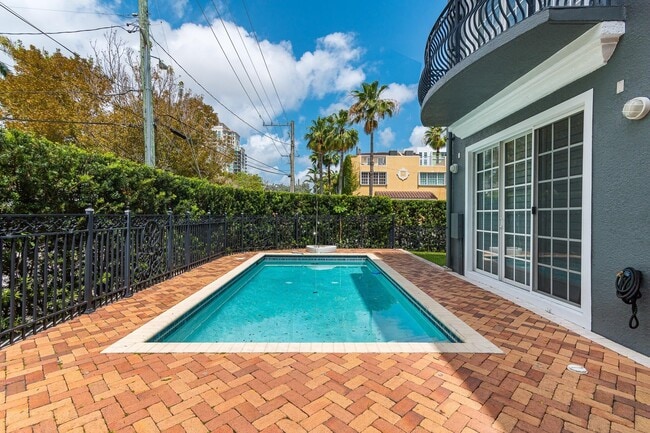 Photo - 486 SW 5th St