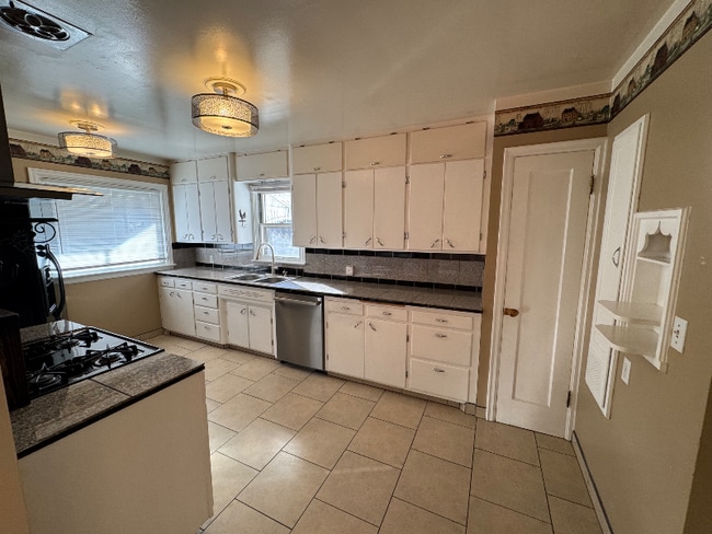 Photo - 825 E 35th Ave