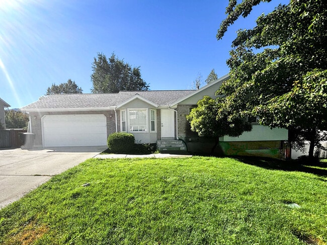 Building Photo - Perfect 5 bed - 2 bath Ranch Home near the...
