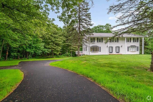 Building Photo - 352 Mammoth Rd Rental