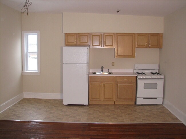 Building Photo - 6 E King St