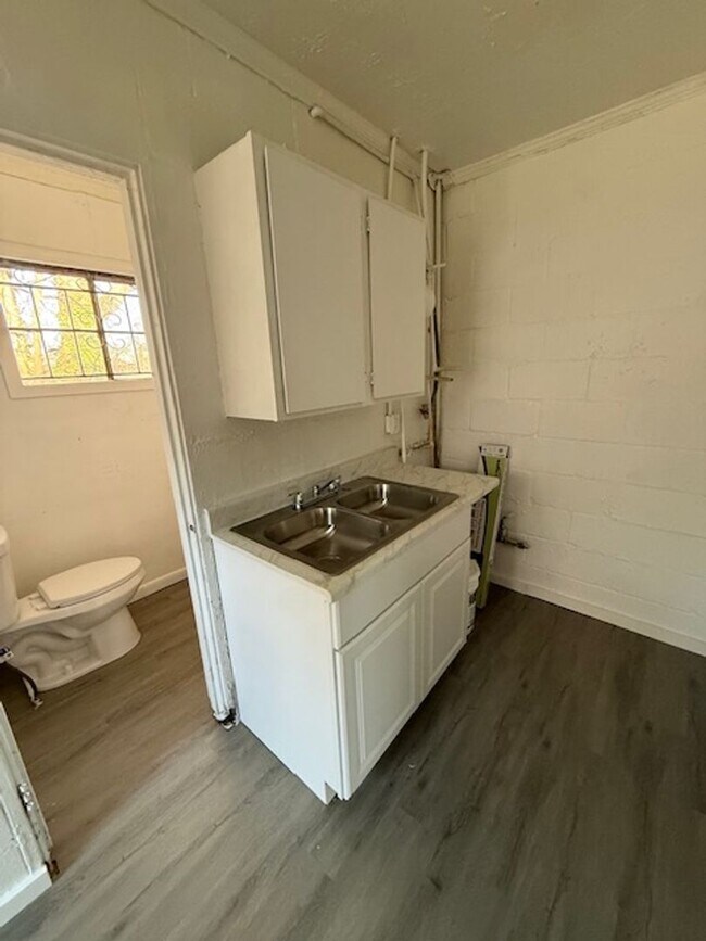 Photo - 975 Sparks St SW Unidad B