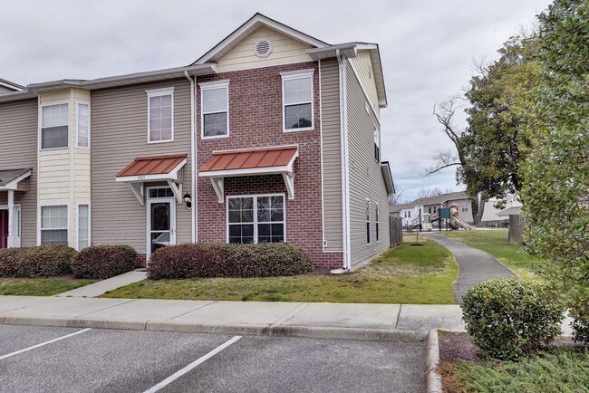 Photo - Spacious 3 Bedroom 2.5 Townhome Near Fort Eustis - Granite Kitchen & Fenced In Backyard