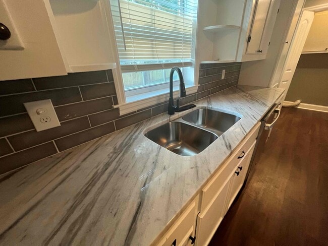 1509 Buena Vista Cir SE