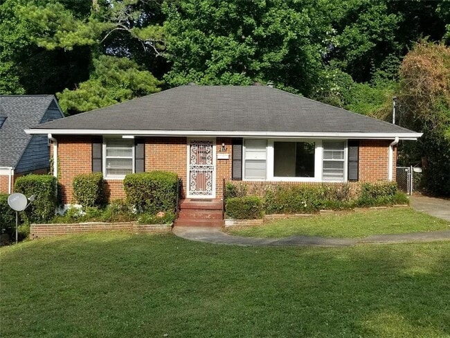 Photo - 817 Gertrude Pl NW