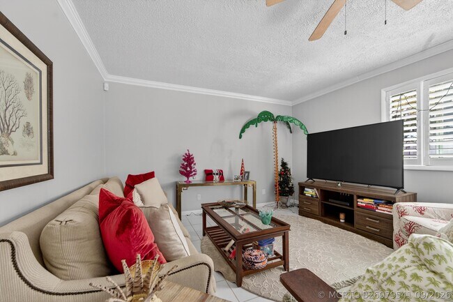 141 E Riverside Dr