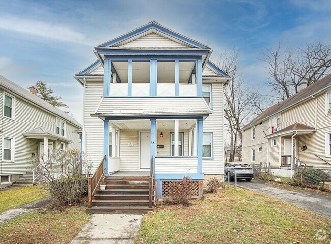 Building Photo - 35 Narragansett St Unit 1st Floor Rental