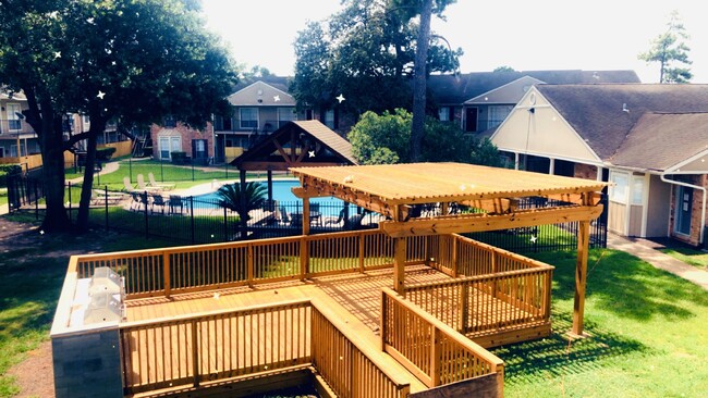 View of Outdoor Kitchen & Pool - Oaks of Wimbledon Apartments