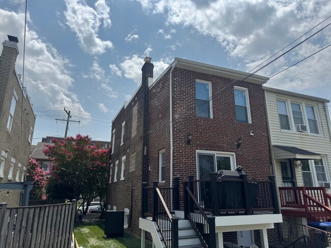 628 Edgewood St NE