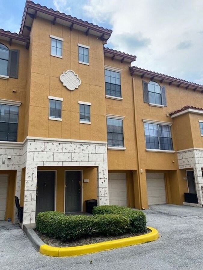 Huge 3 Story 1 Bedroom with Attached Garage in Serenata @ Metrowest - Huge 3 Story 1 Bedroom with Attached Garage in Serenata @ Metrowest Unit 103