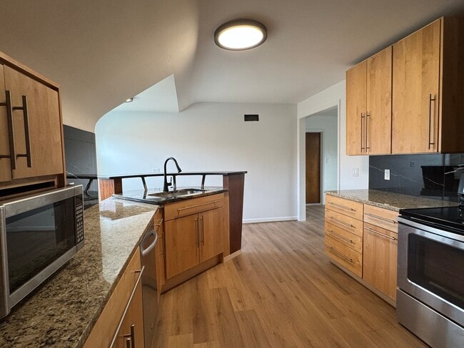 Newly Renovated Kitchen w/ Marble backsplash, Granite countertops, New Cabinetry - 2237 Evergreen Rd Unit 5