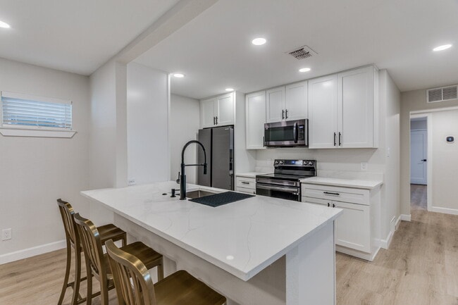 Photo - 2805 Sandage Ave