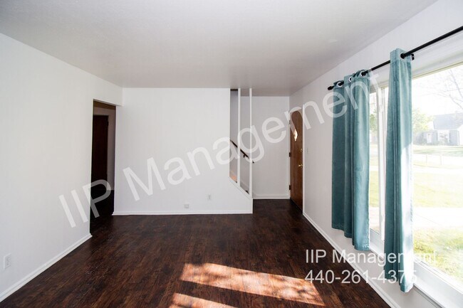 Photo - 670 E 266th St