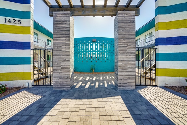 Building Photo - 1 and 2 Bedrooms Walking Distance to U of ... Rental