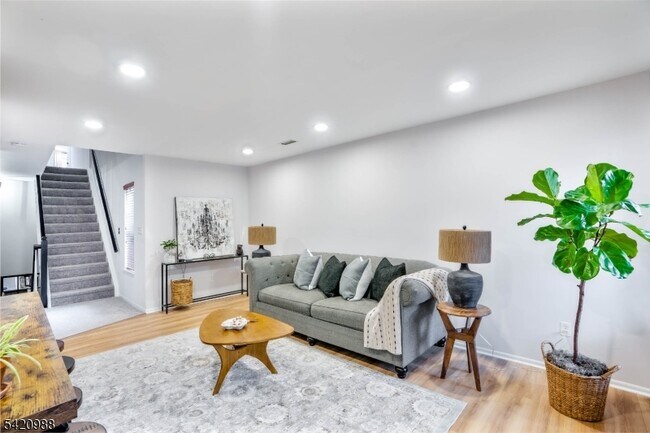 Photo - 8 Springholm Dr